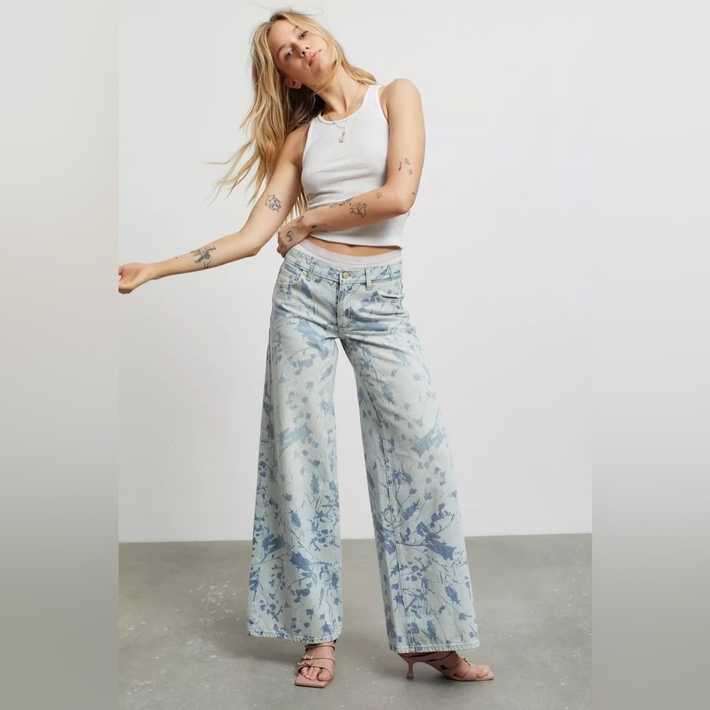 NWOT BDG Urban Outfitters Womens Size 25 Low Wide Jean Blue White Floral Print